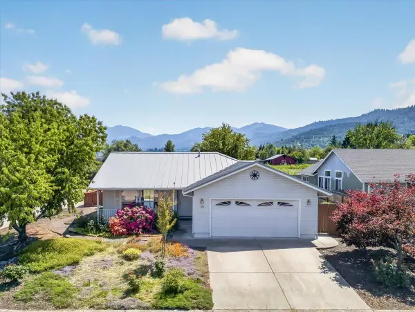 124 Samuel Lane, Phoenix, OR 97535