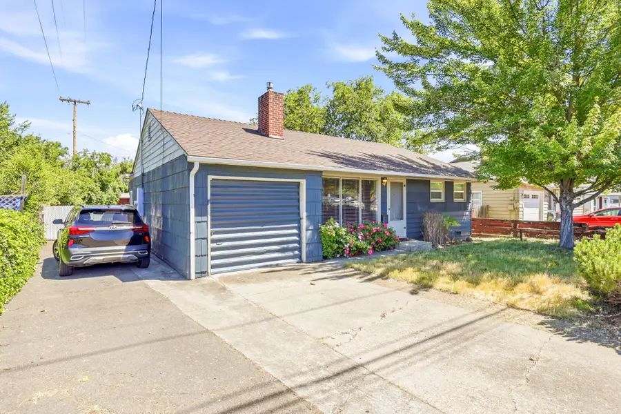 876 W Stewart Avenue, Medford, OR 97501 - #2