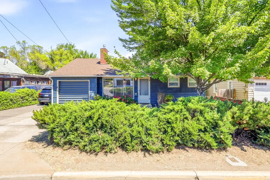 876 W Stewart Avenue, Medford, OR 97501 - #3