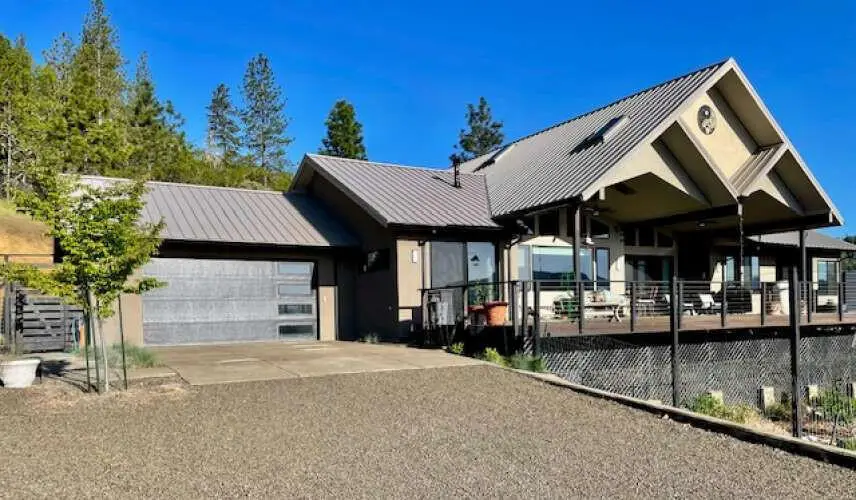 693 Ironwood Drive, Eagle Point, OR 97524 - #2