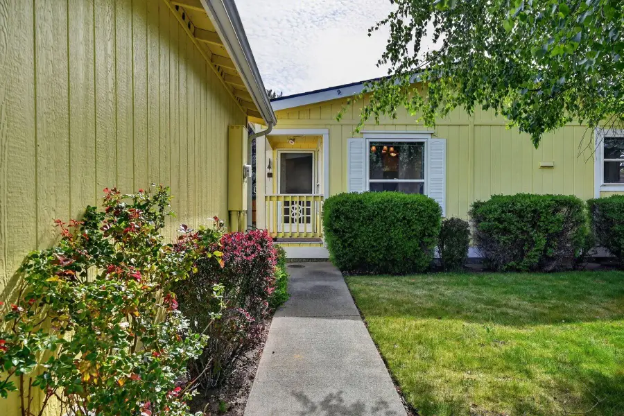 826 NE Shoshone Drive, Redmond, OR 97756 - #2