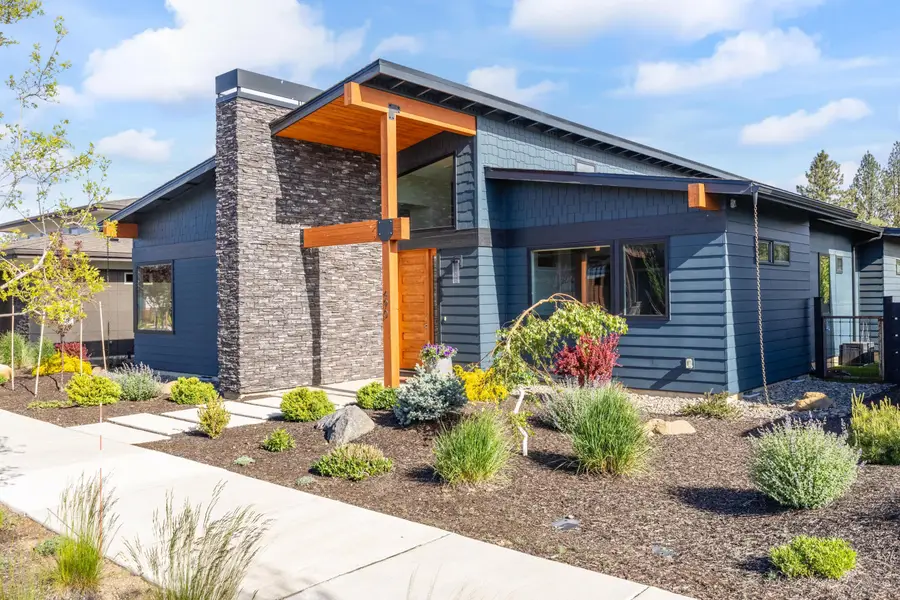 490 E Diamond Peak Avenue, Sisters, OR 97759 - #2