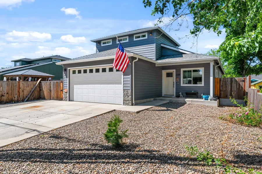 786 Pittview, Central Point, OR 97502 - #2