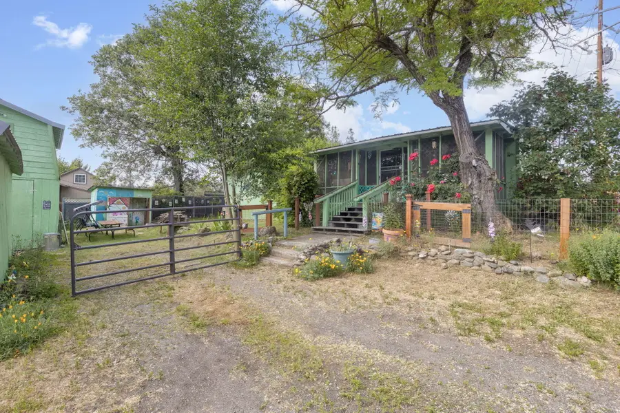 2582 Walnut Avenue, Grants Pass, OR 97527 - #3