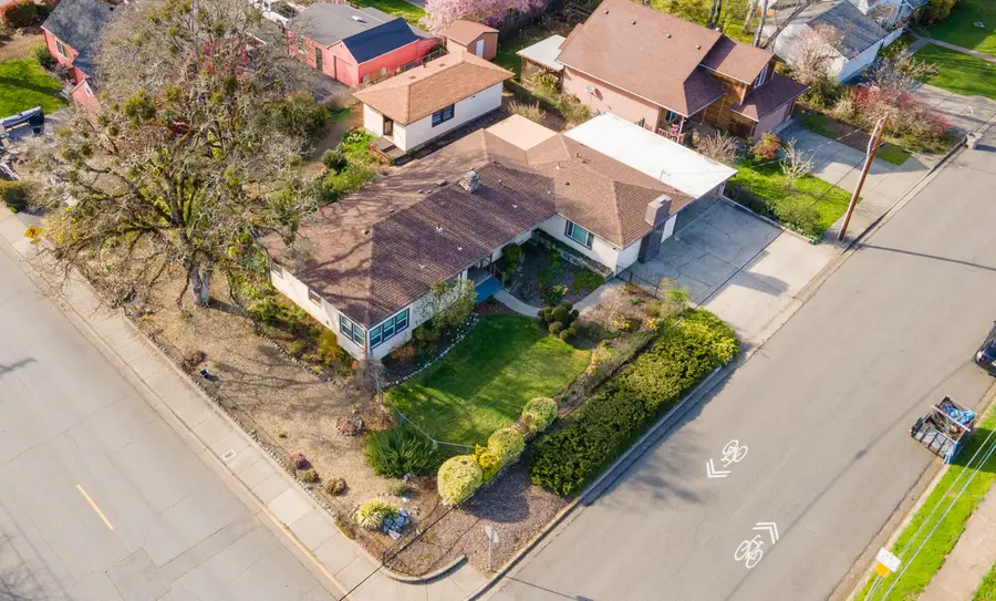 1502 NW Lawnridge Avenue, Grants Pass, OR 97526 - #3