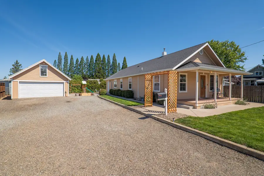 829 Hazel Street, Central Point, OR 97502 - #2