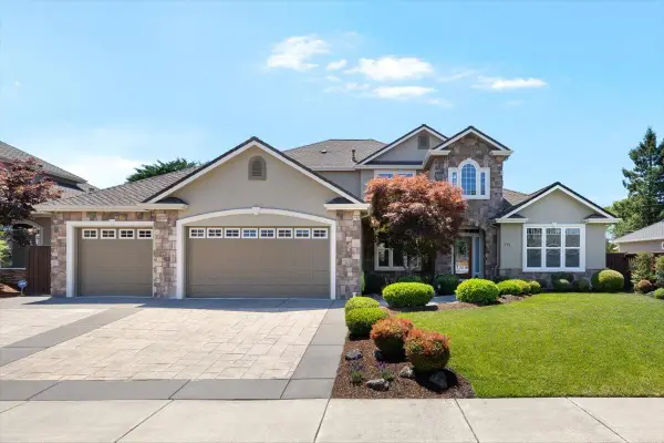 574 Grey Hawk Way, Central Point, OR 97502