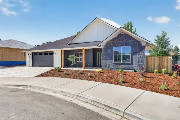 3304 Tree Top Drive, Medford, OR 97504