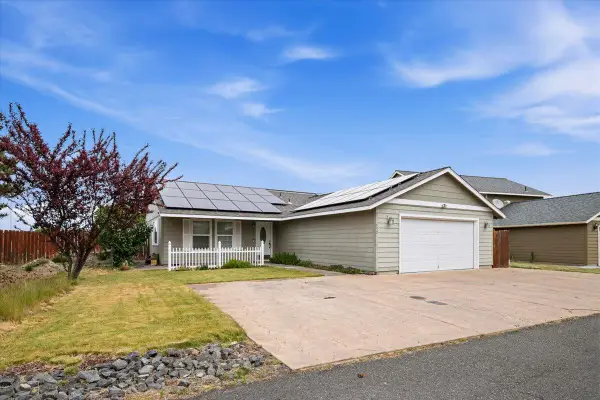 512 SE Ponderosa Drive, Madras, OR 97741