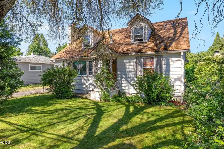 139 N Columbus Avenue, Medford, OR 97501 - #2