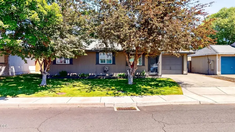 1526 SW 33rd Street, Redmond, OR 97756 - #3