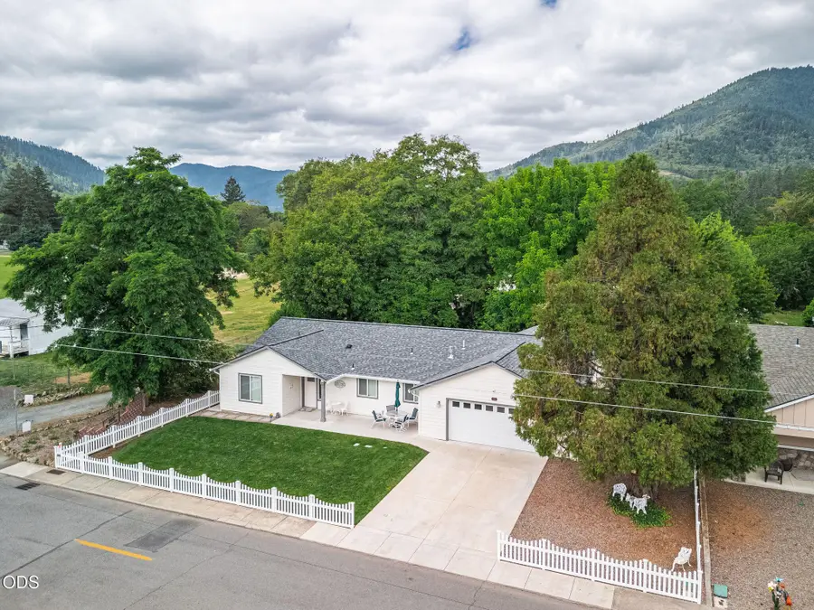 403 Berglund Street, Rogue River, OR 97537 - #2