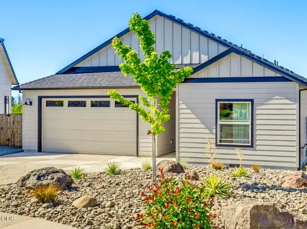 137 Willow Springs Drive, Talent, OR 97540