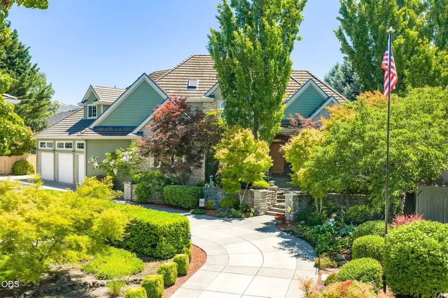 631 Seventh Fairway Drive, Medford, OR 97504 - #2