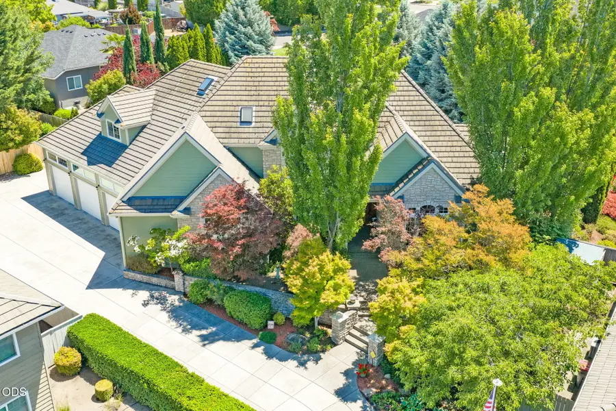 631 Seventh Fairway Drive, Medford, OR 97504 - #3