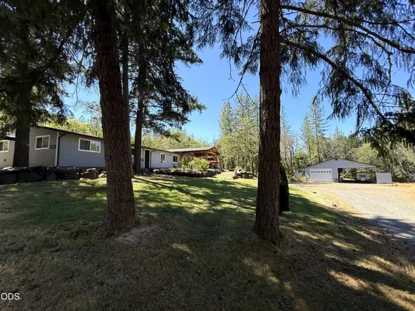 4527 E Evans Creek Road, Rogue River, OR 97537