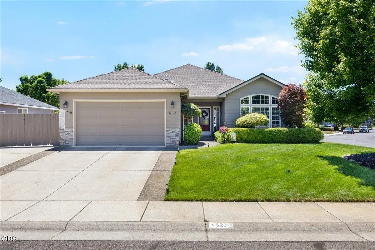 523 Meadowbrook Drive, Central Point, OR 97502 - #1