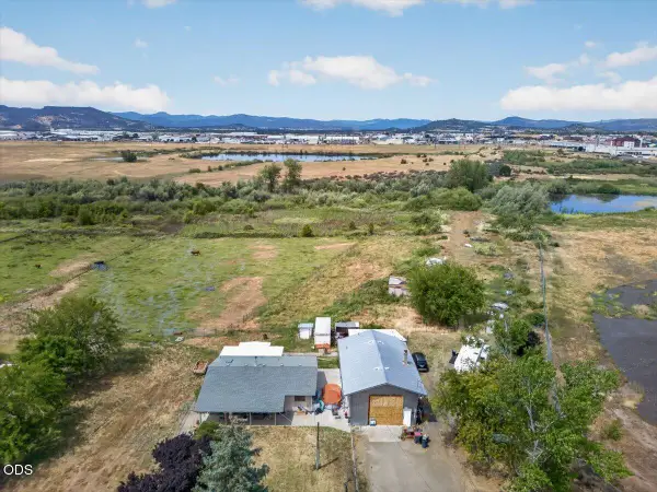 1745 E Gregory, Central Point, OR 97502