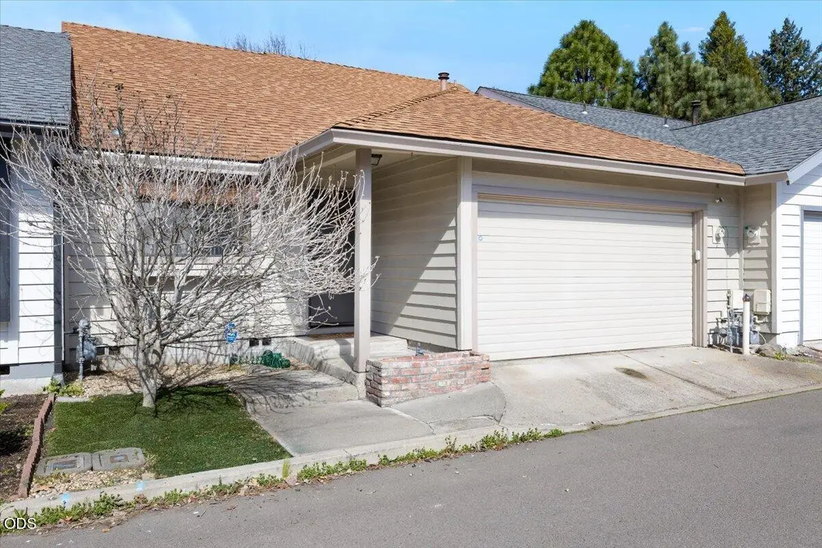 667 Golden Lane, Medford, OR 97504 - #1