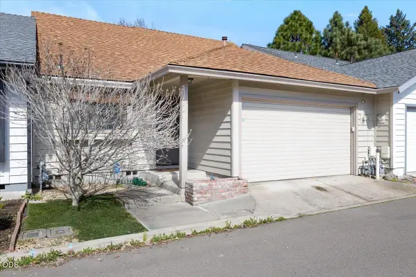 667 Golden Lane, Medford, OR 97504