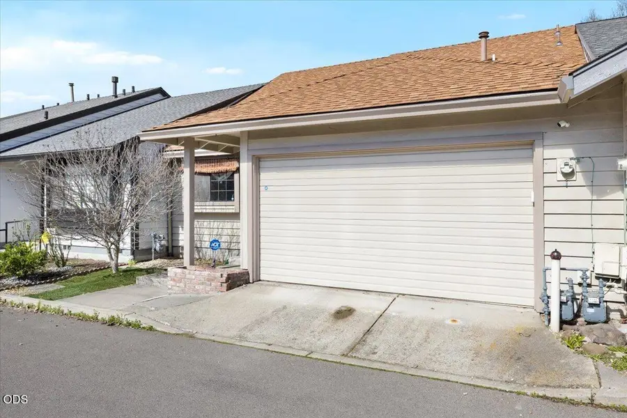667 Golden Lane, Medford, OR 97504 - #3