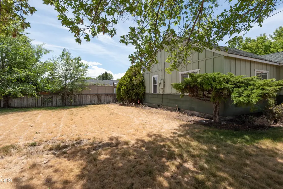 108 NW Dogwood Avenue, Redmond, OR 97756 - #2
