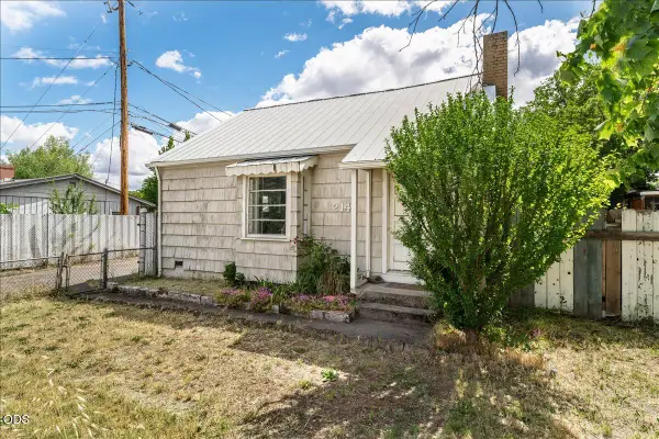 214 N Columbus Avenue, Medford, OR 97501