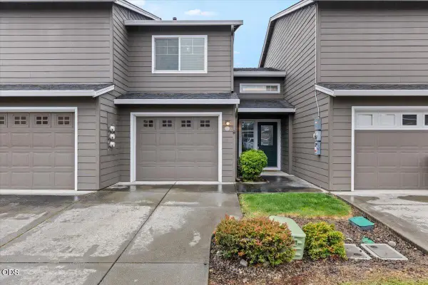 332 Live Oak Loop, Central Point, OR 97502