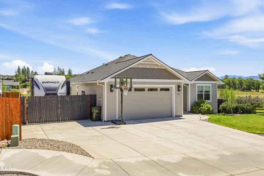 37 Terra Linda Court, Eagle Point, OR 97524 - #2