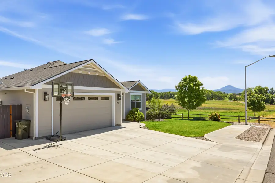 37 Terra Linda Court, Eagle Point, OR 97524 - #3