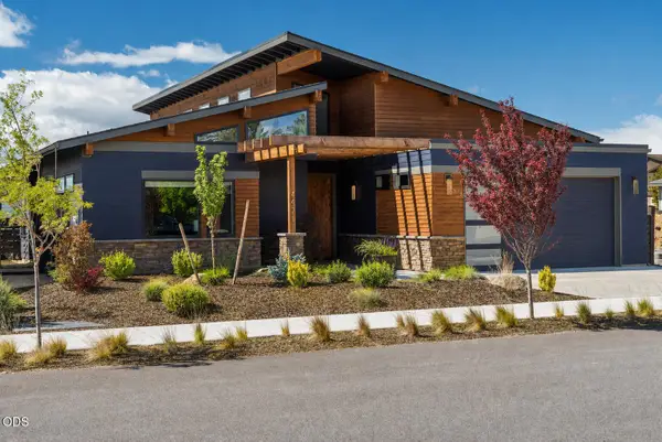 471 E Diamond Peak Avenue, Sisters, OR 97759