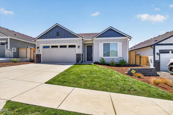 106 Valemont Drive, Eagle Point, OR 97524