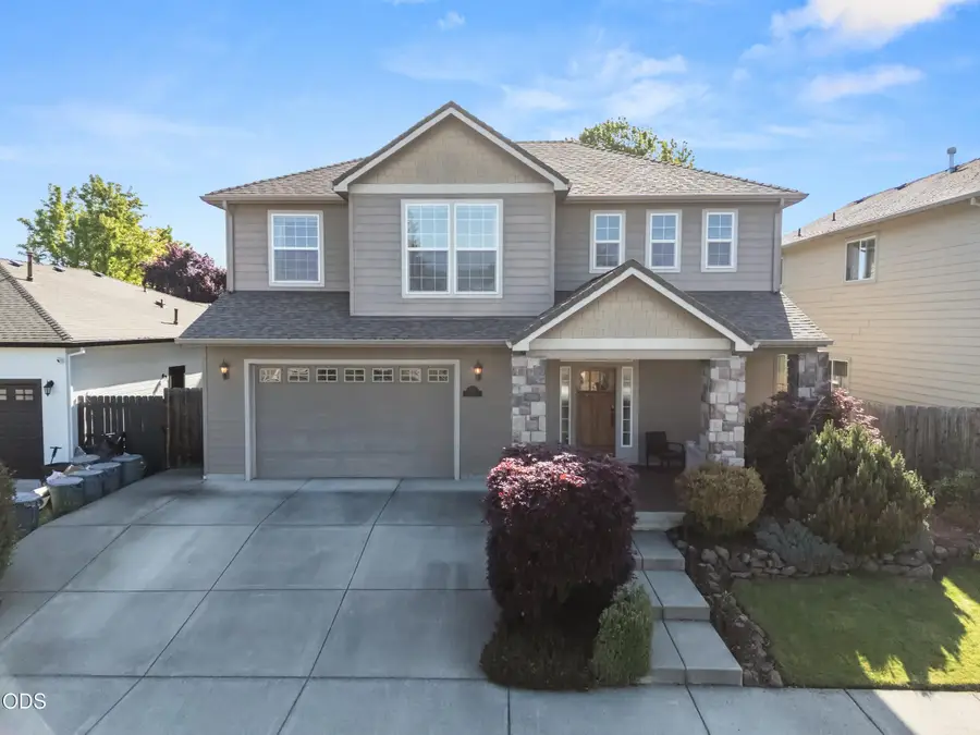 711 Isherwood Drive, Central Point, OR 97502 - #2