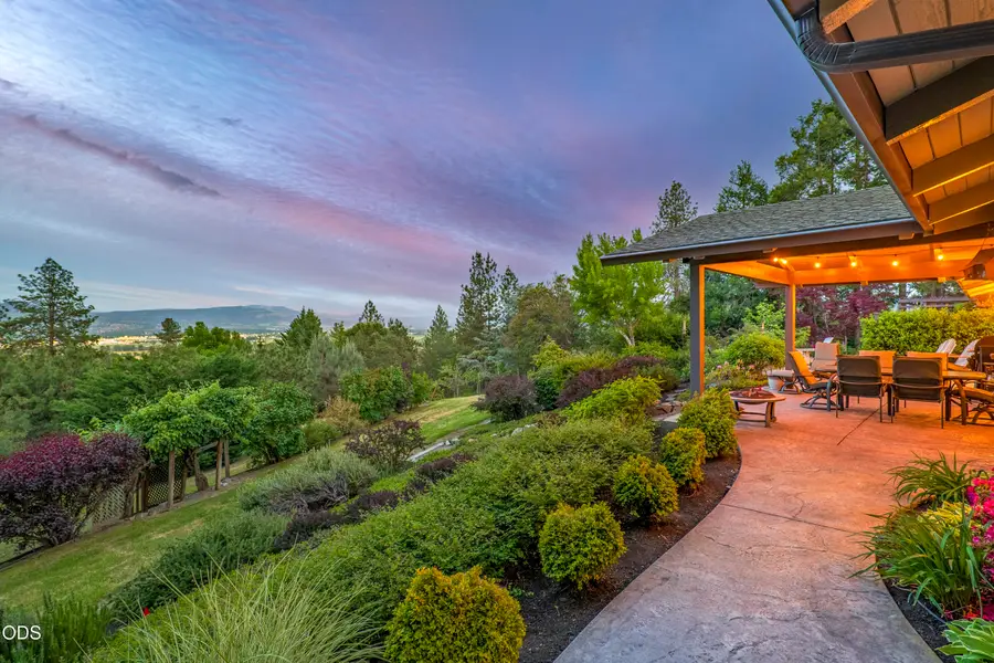 2564 Old Military Road, Central Point, OR 97502 - #2