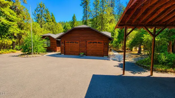 220 Osprey Glen Lane, Grants Pass, OR 97526