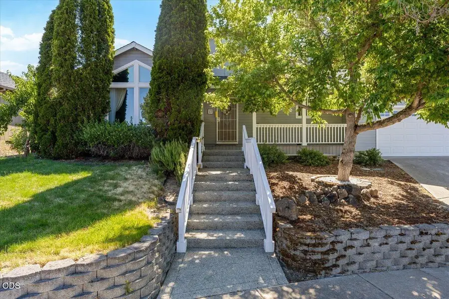 17 Meadowfield Circle, Eagle Point, OR 97524 - #3