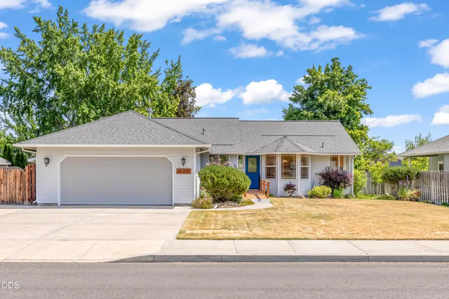 634 NW 22nd Street, Redmond, OR 97756 - #2