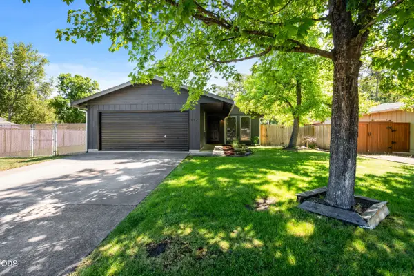 557 Glenn Way, Central Point, OR 97502