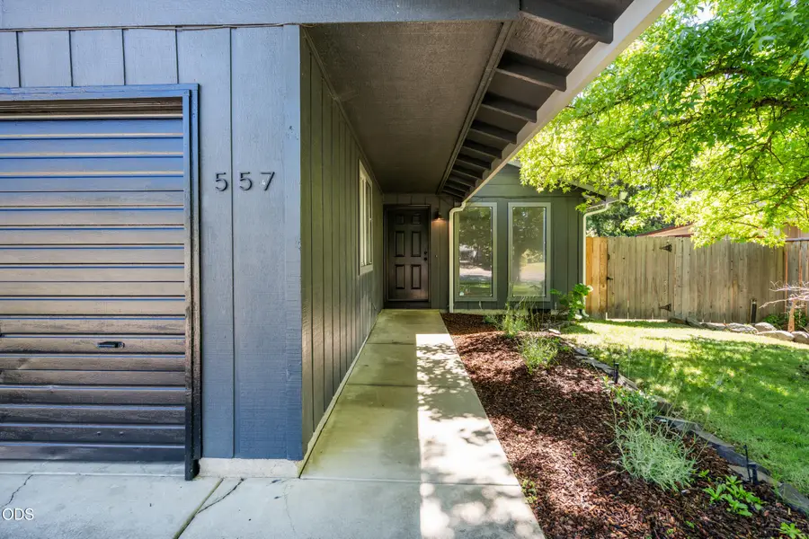 557 Glenn Way, Central Point, OR 97502 - #3