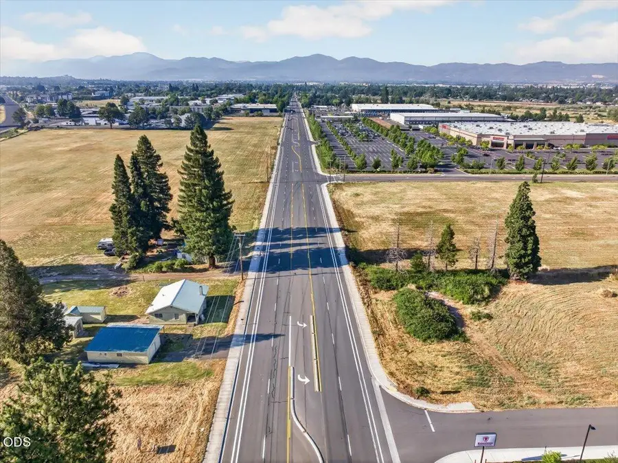4082 Table Rock Road, Central Point, OR 97502 - #3