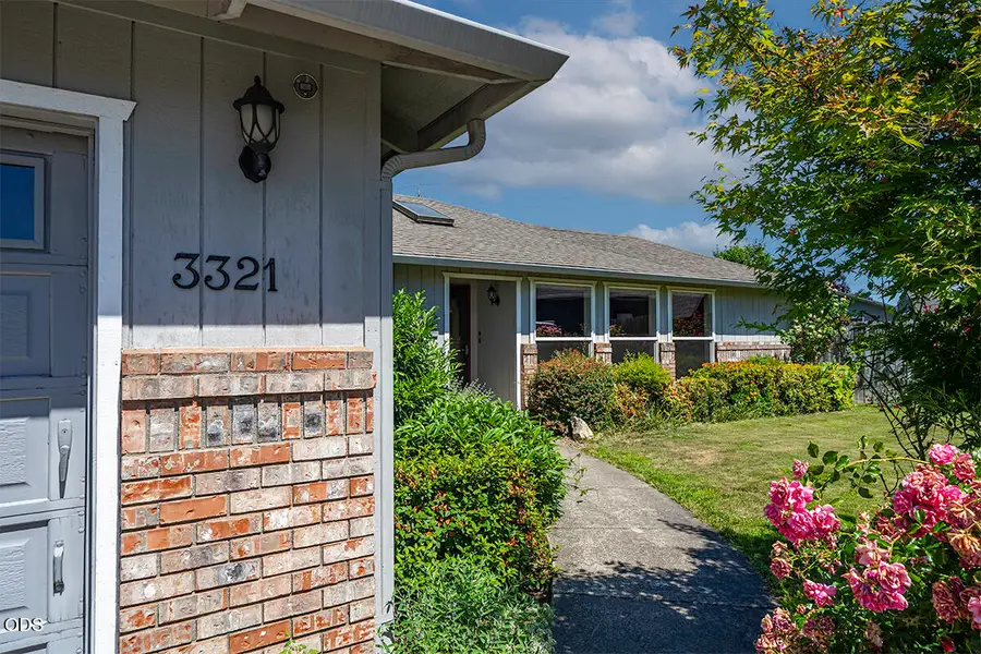 3321 Oneida Circle, Medford, OR 97504 - #3