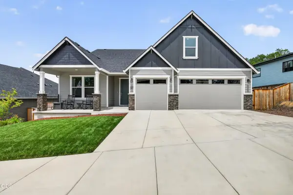 327 Arrowhead Trail, Eagle Point, OR 97524