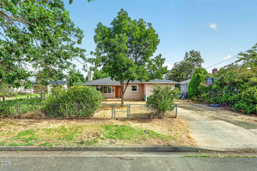 1332 Winchester Avenue, Medford, OR 97501 - #3