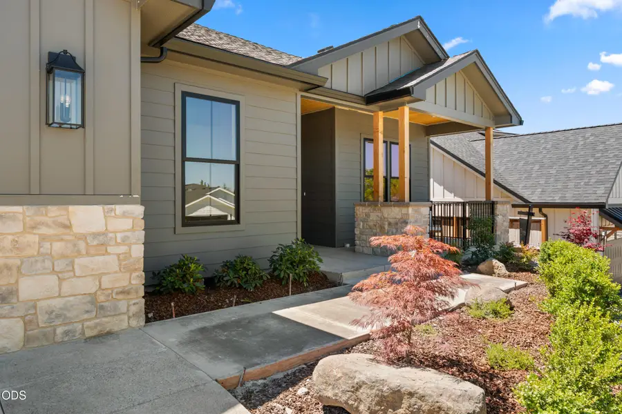 3057 Umpqua Drive, Medford, OR 97504 - #2