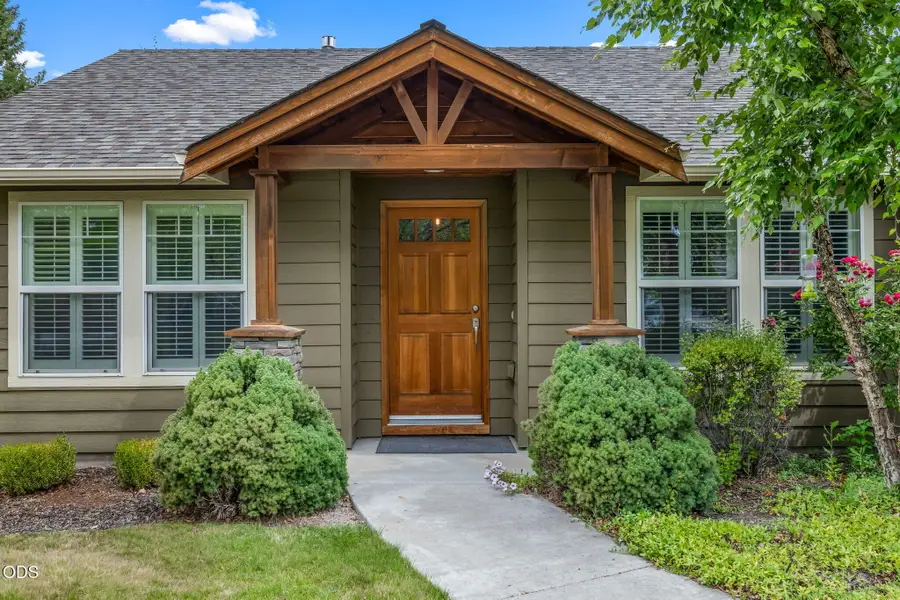 2041 SW Obsidian Avenue, Redmond, OR 97756 - #2