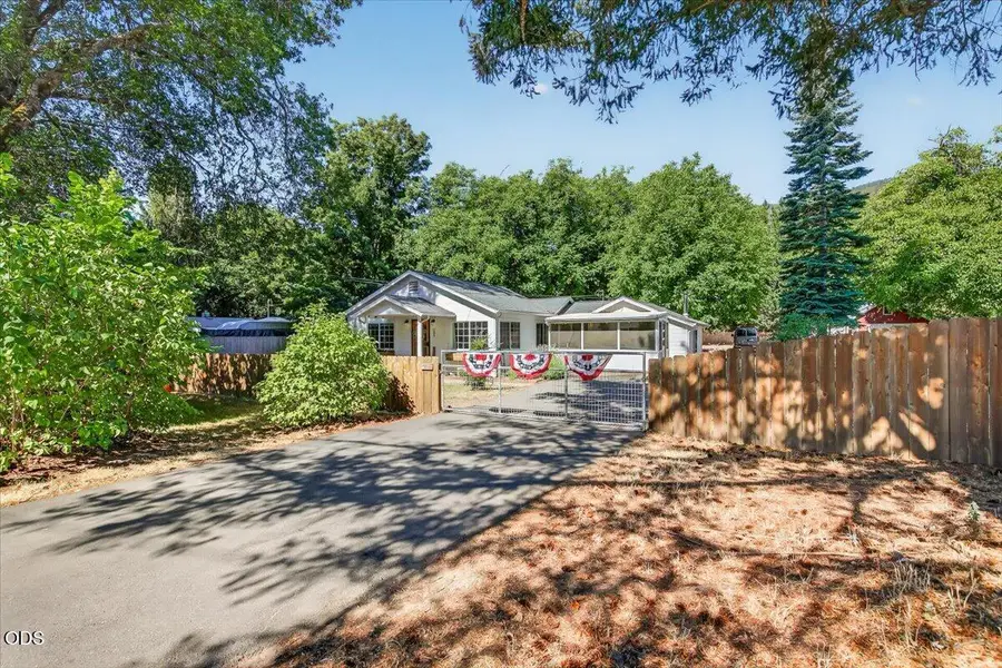 295 W Evans Creek Road, Rogue River, OR 97537 - #2