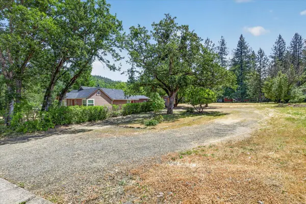 125 Hudspeth Lane, Shady Cove, OR 97539