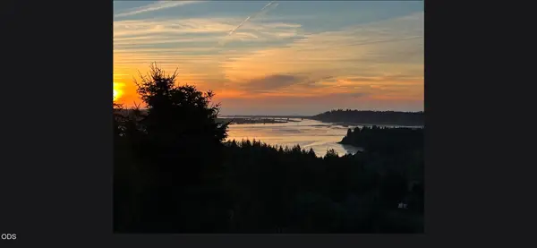 960 N Bayview Loop, Waldport, OR 97394