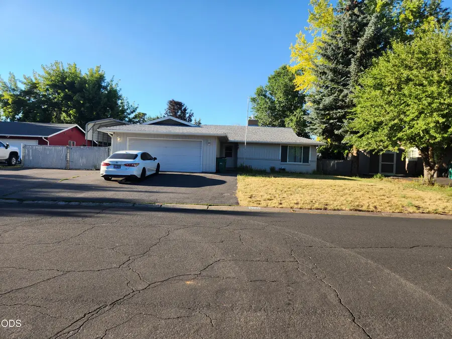 5201 Laurelwood Drive, Klamath Falls, OR 97603 - #2