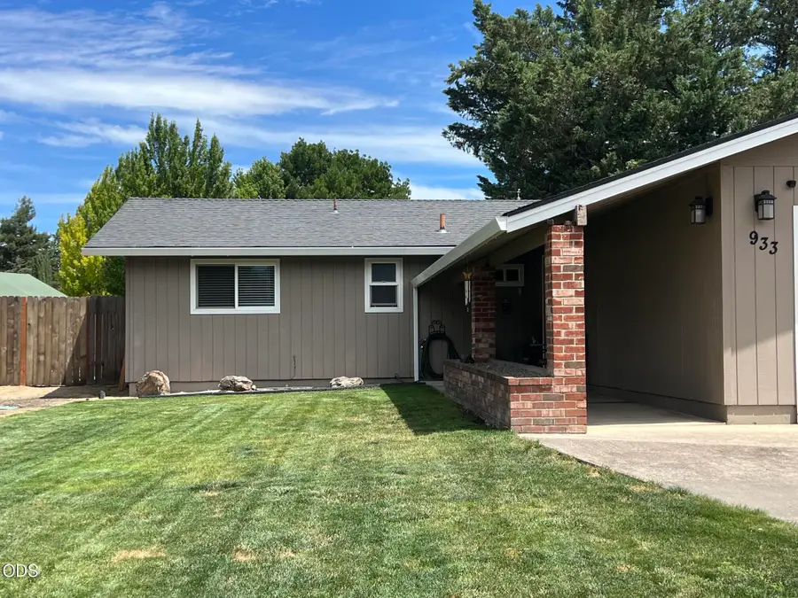 933 Rose Valley Drive, Central Point, OR 97502 - #2